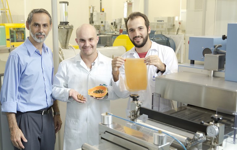 The authors Luiz Henrique Capparelli Mattoso, Marcos Vinicius Lorevice e Caio Gomide Otoni (from left to right) at Embrapa Instrumentation. Photo: Flávio Anselmo Faria Ubiali – Núcleo de Comunicação Organizacional, Embrapa Instrumentação.